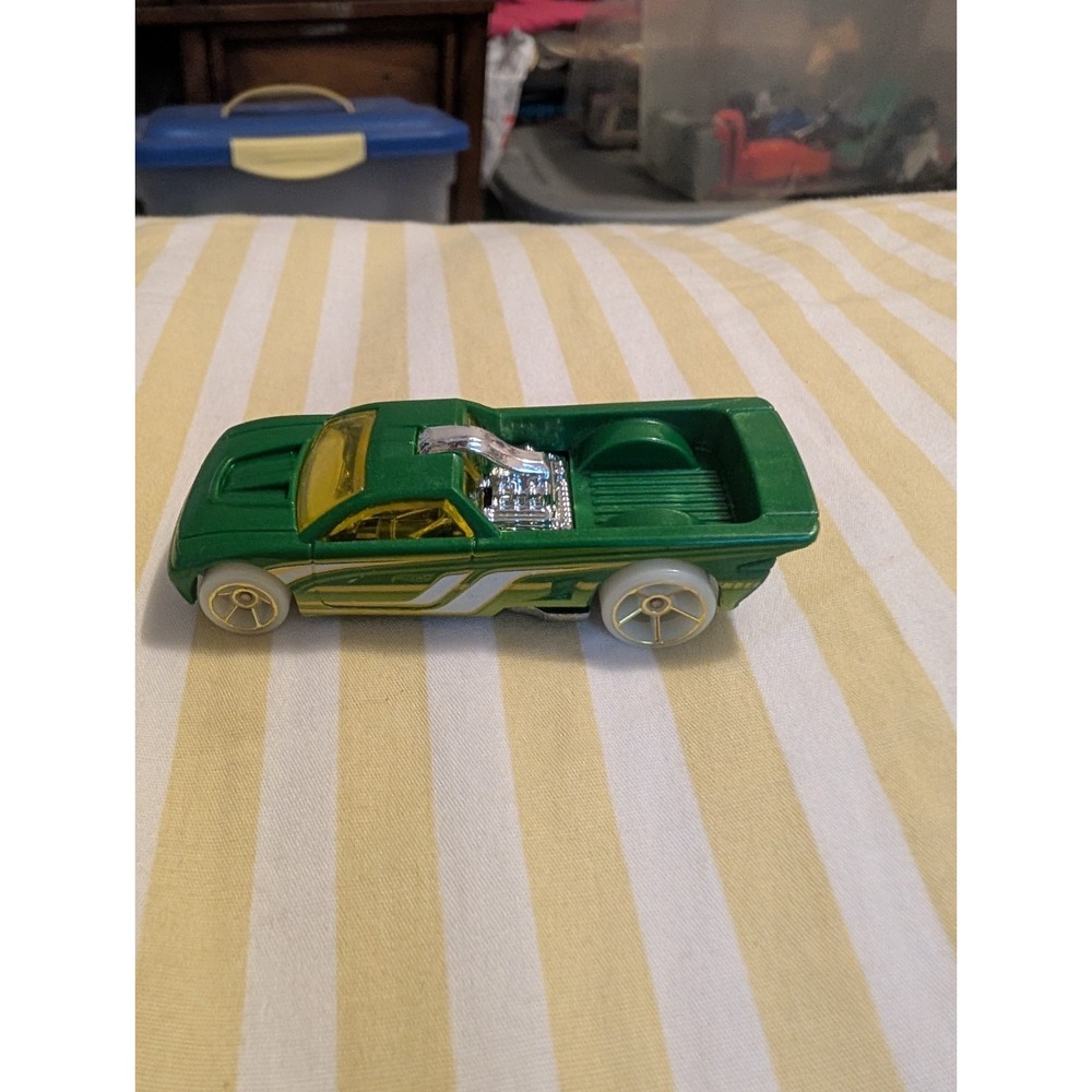 Hot Wheels Bedlam Diecast Car Toy Green White 1:64 Scale P78-S35 2015 B3550